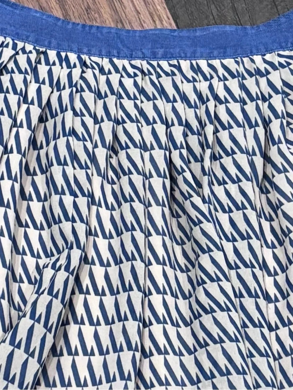 Club Monaco Navy and Beige Mini  Skirt in size 8. Great condition